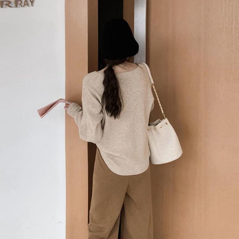 慵懶風 V 領針織上衣 寬鬆剪裁 秋冬百搭款